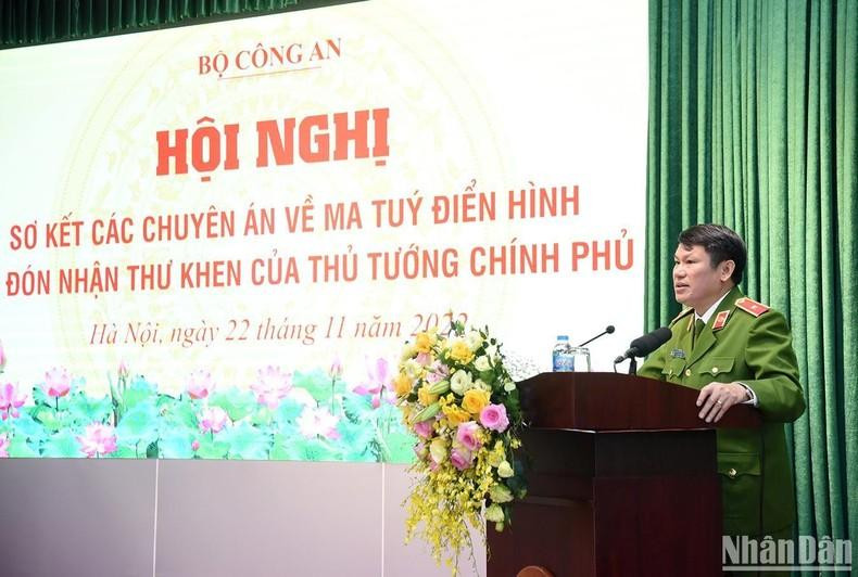 Un oficial del Departamento presenta un informe sobre las mencionadas operaciones. Un oficial del Departamento presenta un informe sobre las mencionadas operaciones.