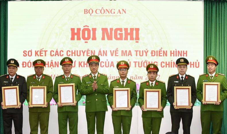 El viceministro de Seguridad Pública Nguyen Duy Ngoc entrega la decisión de gratificación del Ministerio a las unidades sobresalientes en la labor. El viceministro de Seguridad Pública Nguyen Duy Ngoc entrega la decisión de gratificación del Ministerio a las unidades sobresalientes en la labor.