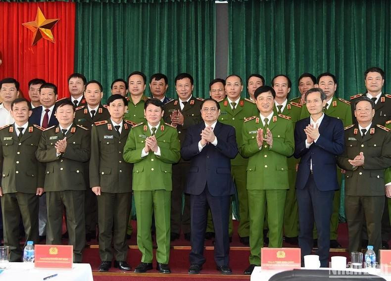 Minh Chinh posa junto con otros delegados. Minh Chinh posa junto con otros delegados.