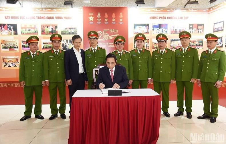 El premier escribe en el libro de visita en la sala. El premier escribe en el libro de visita en la sala.