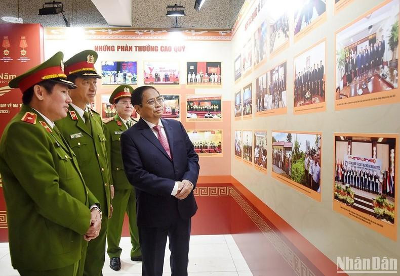 El jefe de Gobierno recorre la sala de exposición del Departamento. El jefe de Gobierno recorre la sala de exposición del Departamento.