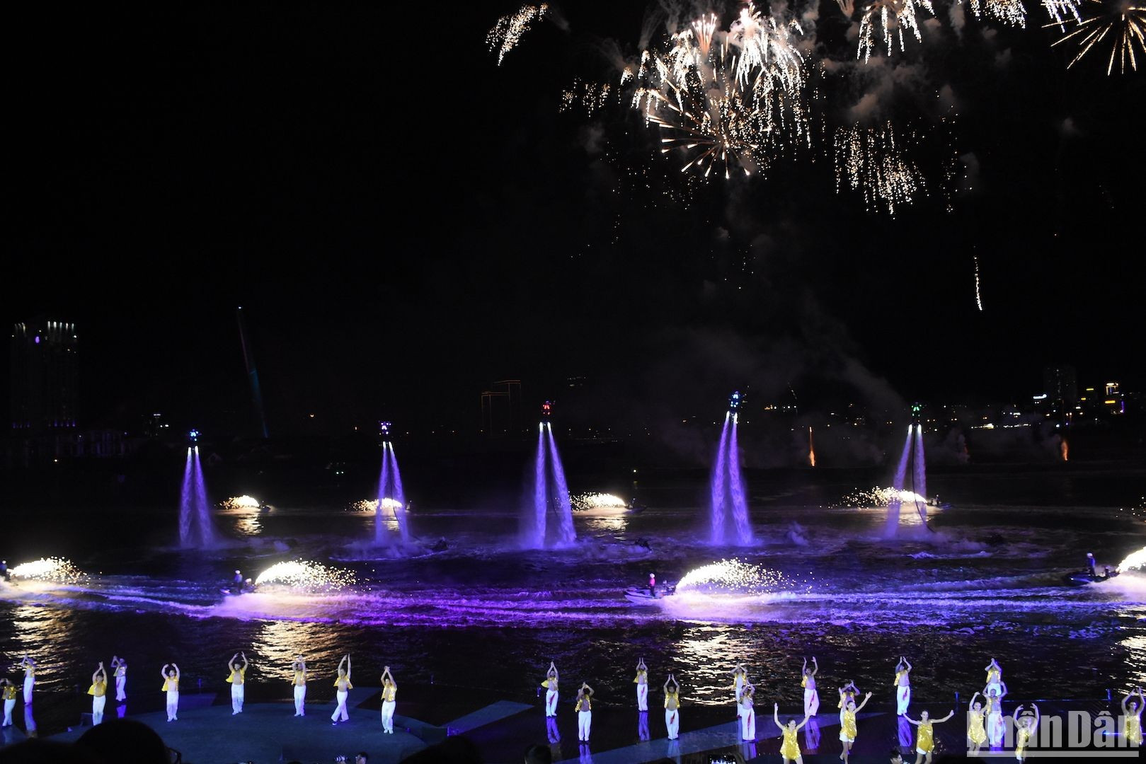 Ciudad vietnamita estrena espectáculo artístico