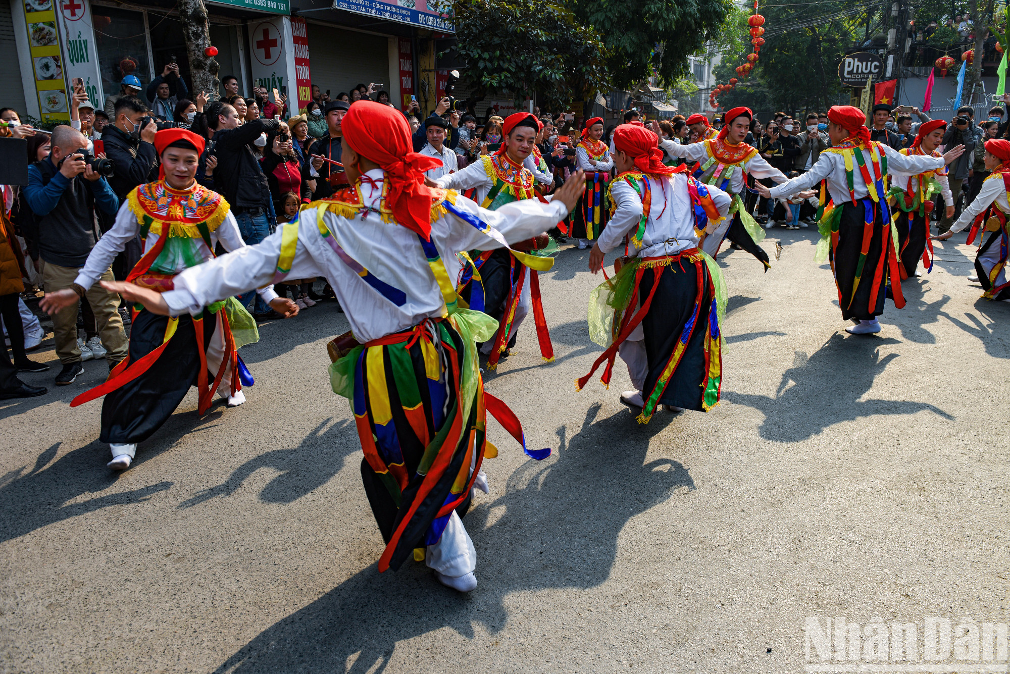 Peculiar danza de hombres disfrazados de mujer en aldea vietnamita de Trieu Khuc