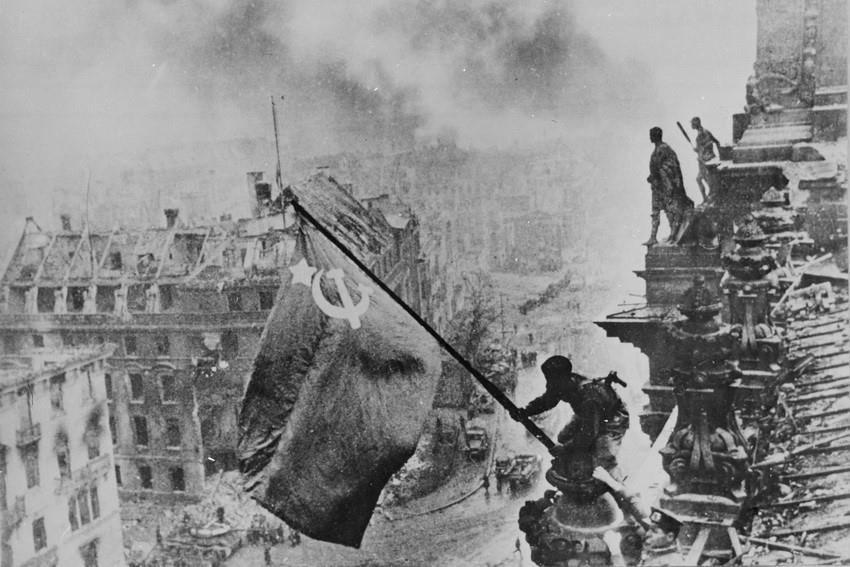 El 16 de abril de 1945, el Ejército Rojo soviético lanzó un ataque sobre Berlín, el último bastión de la Alemania nazi, y en la tarde del 30 de abril de 1945 logró tomar el Reichstag, colocando la bandera de la victoria en el techo del edificio.