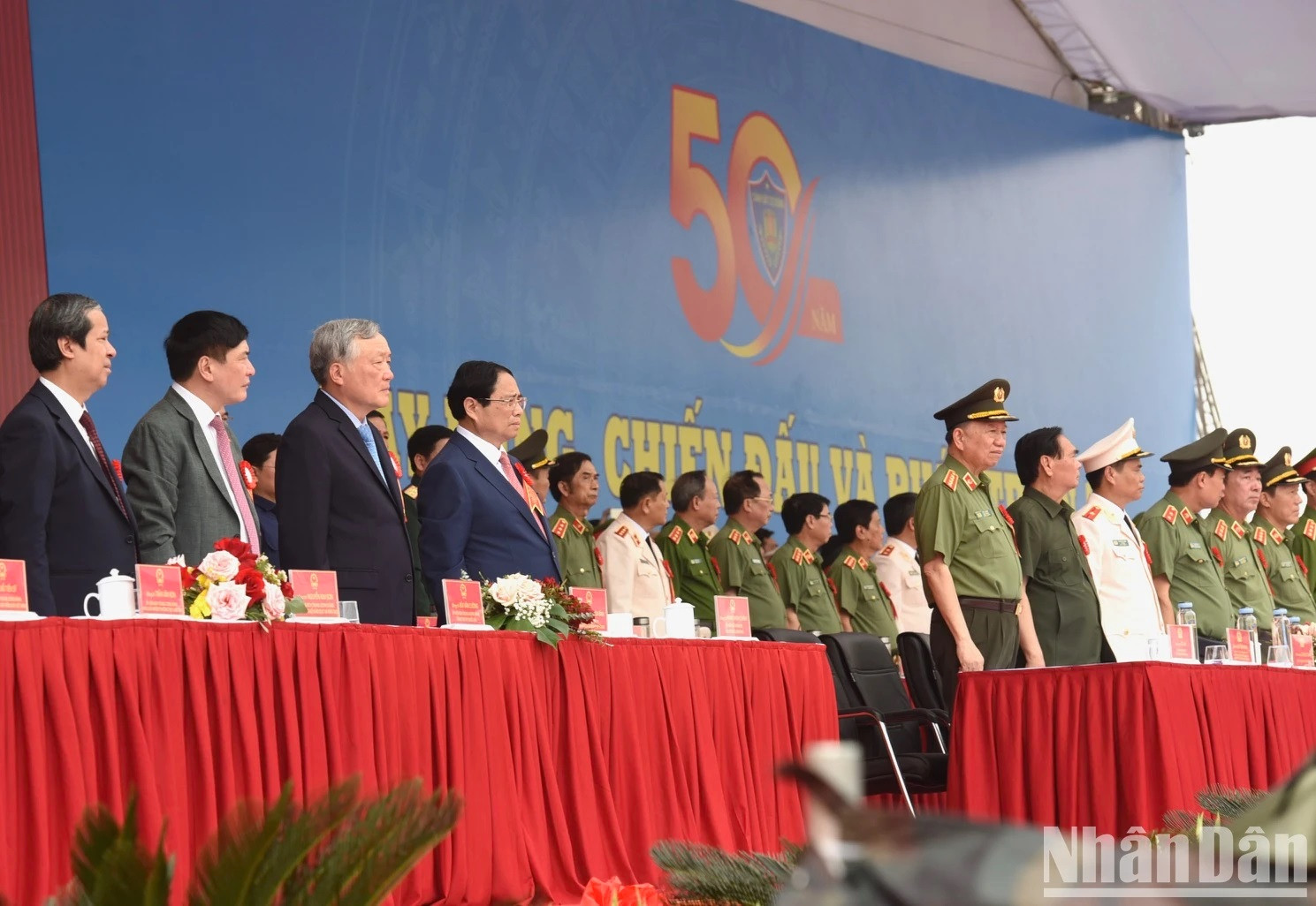 El premier Pham Minh Chinh y los delegados. El premier Pham Minh Chinh y los delegados.