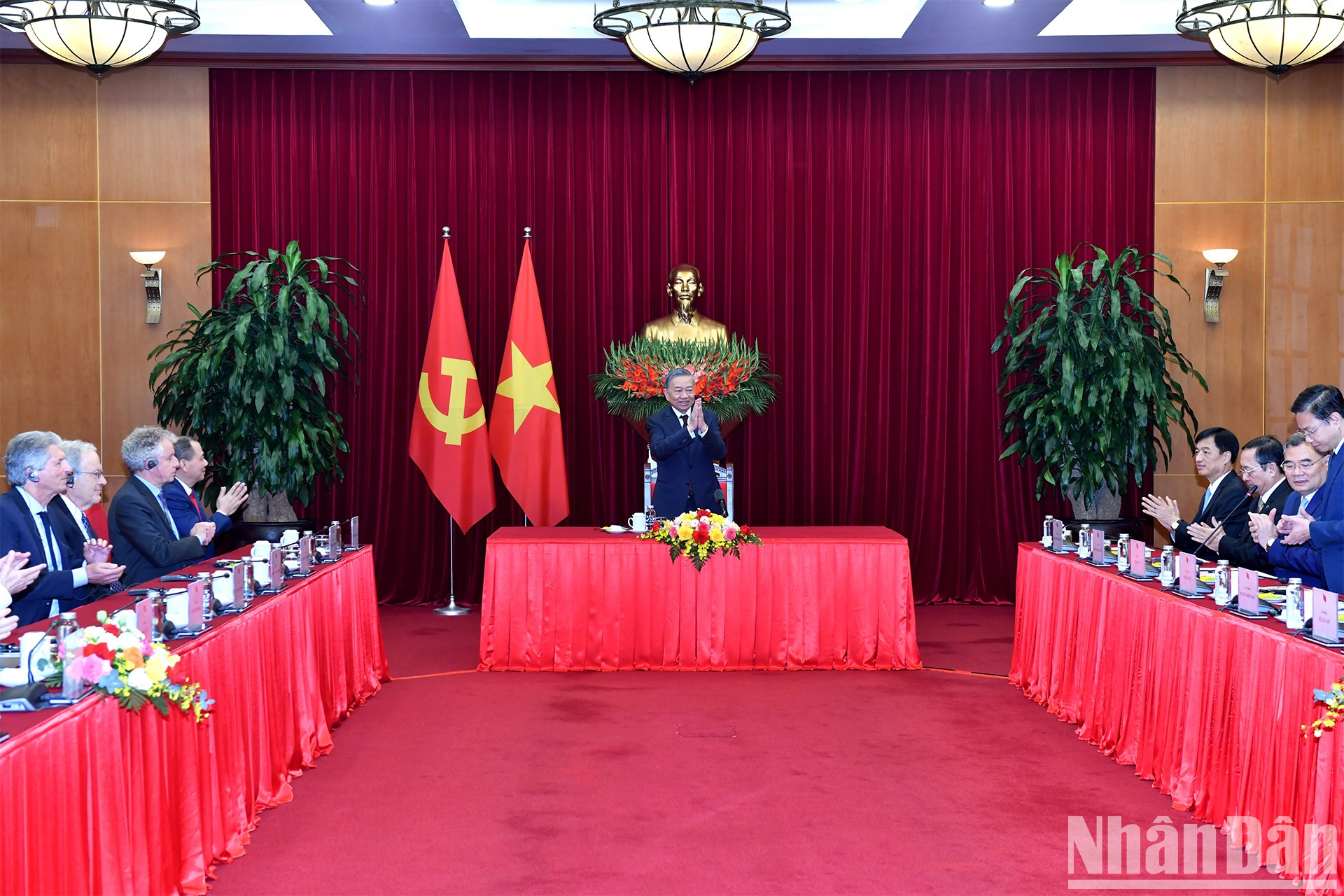 La cita se efectúa en vísperas de la cuarta edición de los Premios VinFuture, galardón mundial de ciencia y tecnología fundado en Vietnam. La cita se efectúa en vísperas de la cuarta edición de los Premios VinFuture, galardón mundial de ciencia y tecnología fundado en Vietnam.