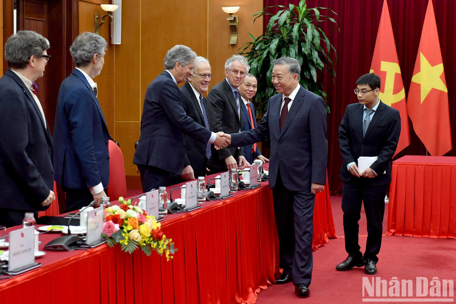 El dirigente vietnamita y los visitantes. El dirigente vietnamita y los visitantes.