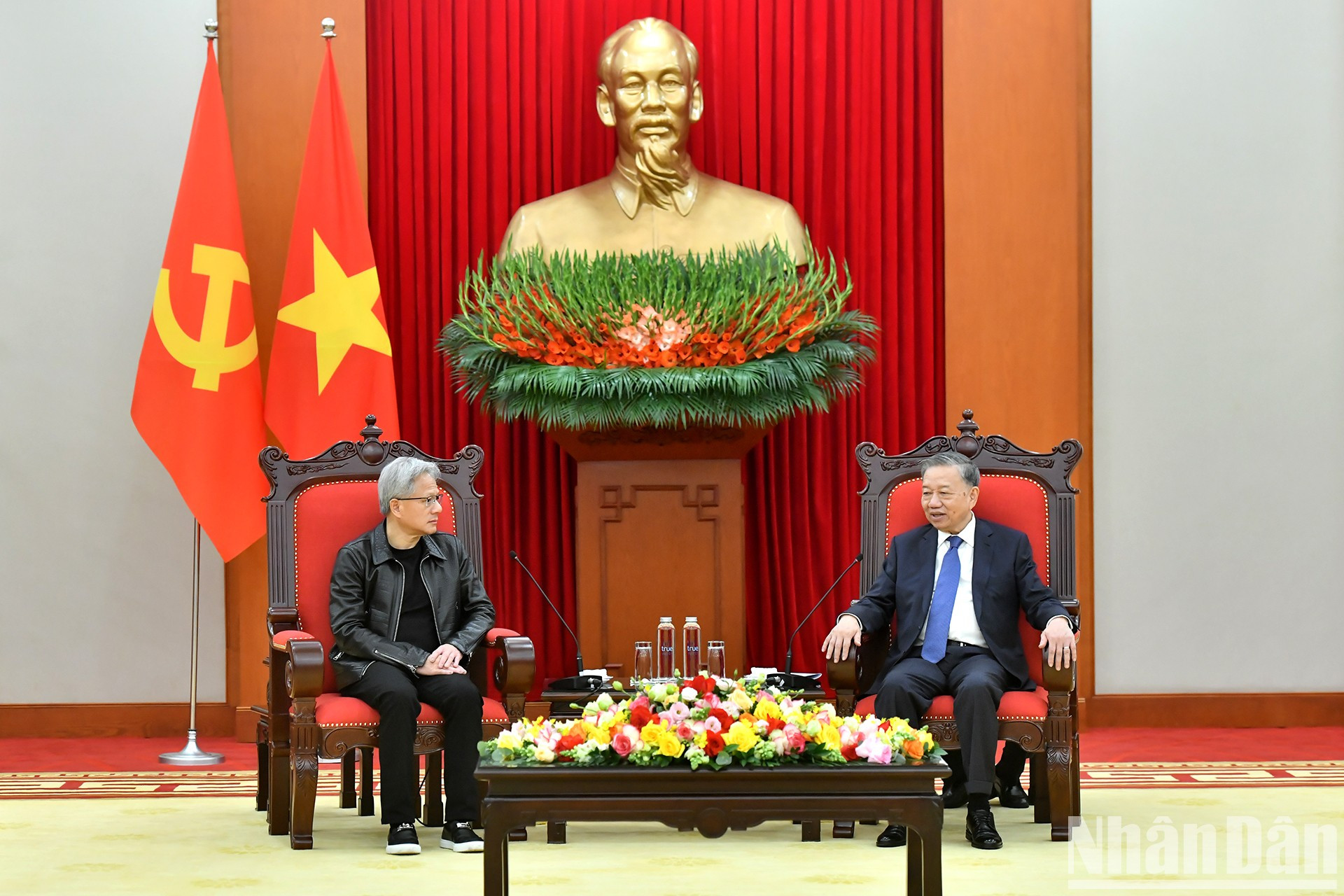 [Foto] Dirigente partidista vietnamita se entrevista con presidente de NVIDIA