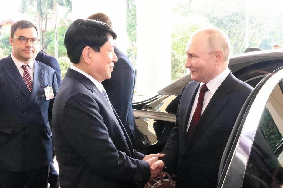 El miembro del Buró Político y permanente del Secretariado del Comité Central del PCV, Luong Cuong, recibe al presidente ruso, Vladimir Putin, el 20 de junio de 2024. El miembro del Buró Político y permanente del Secretariado del Comité Central del PCV, Luong Cuong, recibe al presidente ruso, Vladimir Putin, el 20 de junio de 2024.