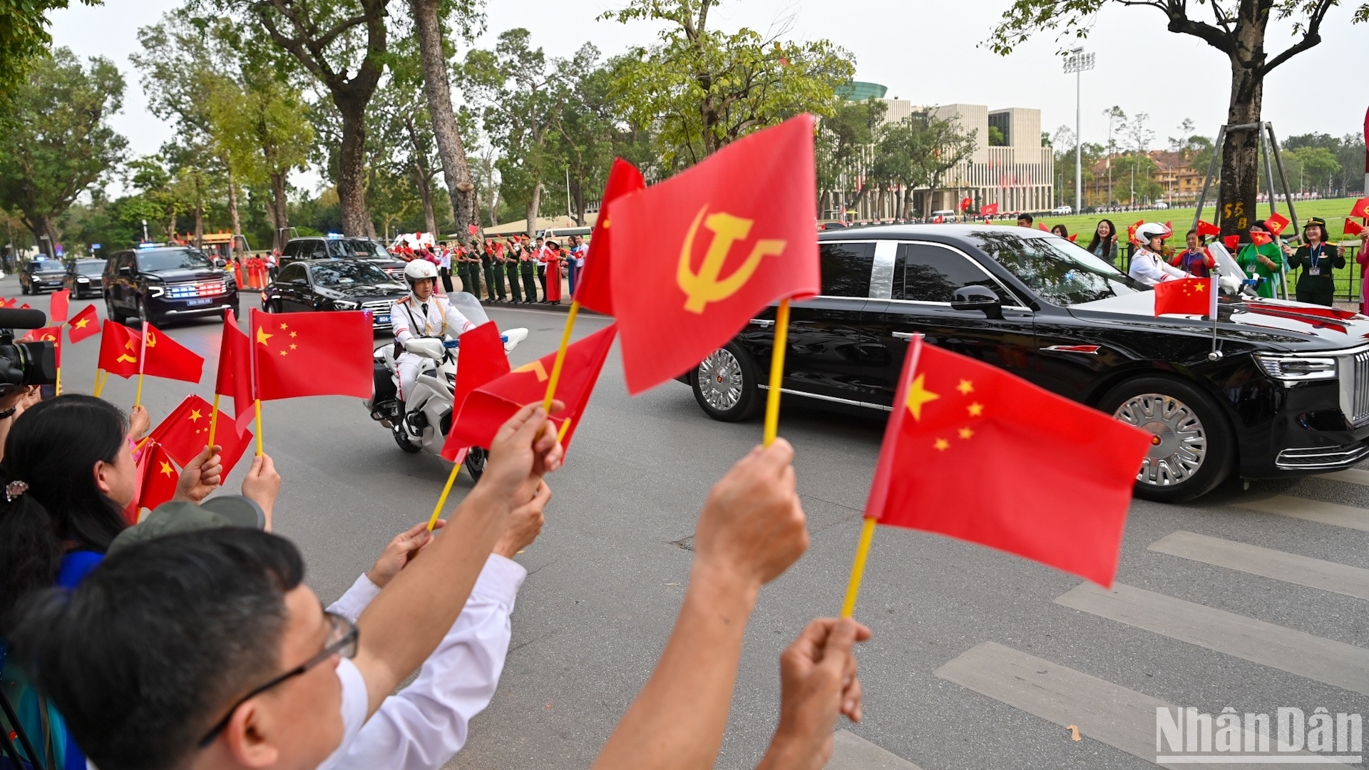 [Foto] Capitalinos vietnamitas dan calurosa bienvenida al máximo dirigente de China en visita de Estado