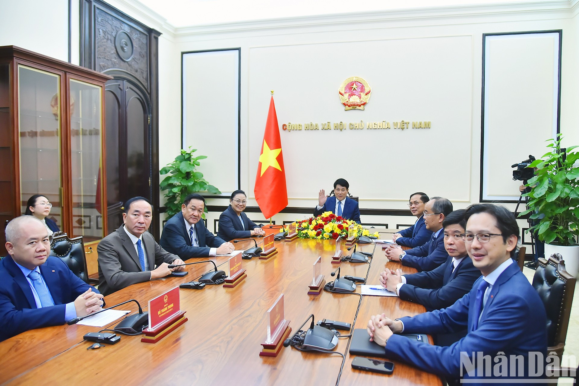 El presidente Luong Cuong y delegados a la sesión. El presidente Luong Cuong y delegados a la sesión.