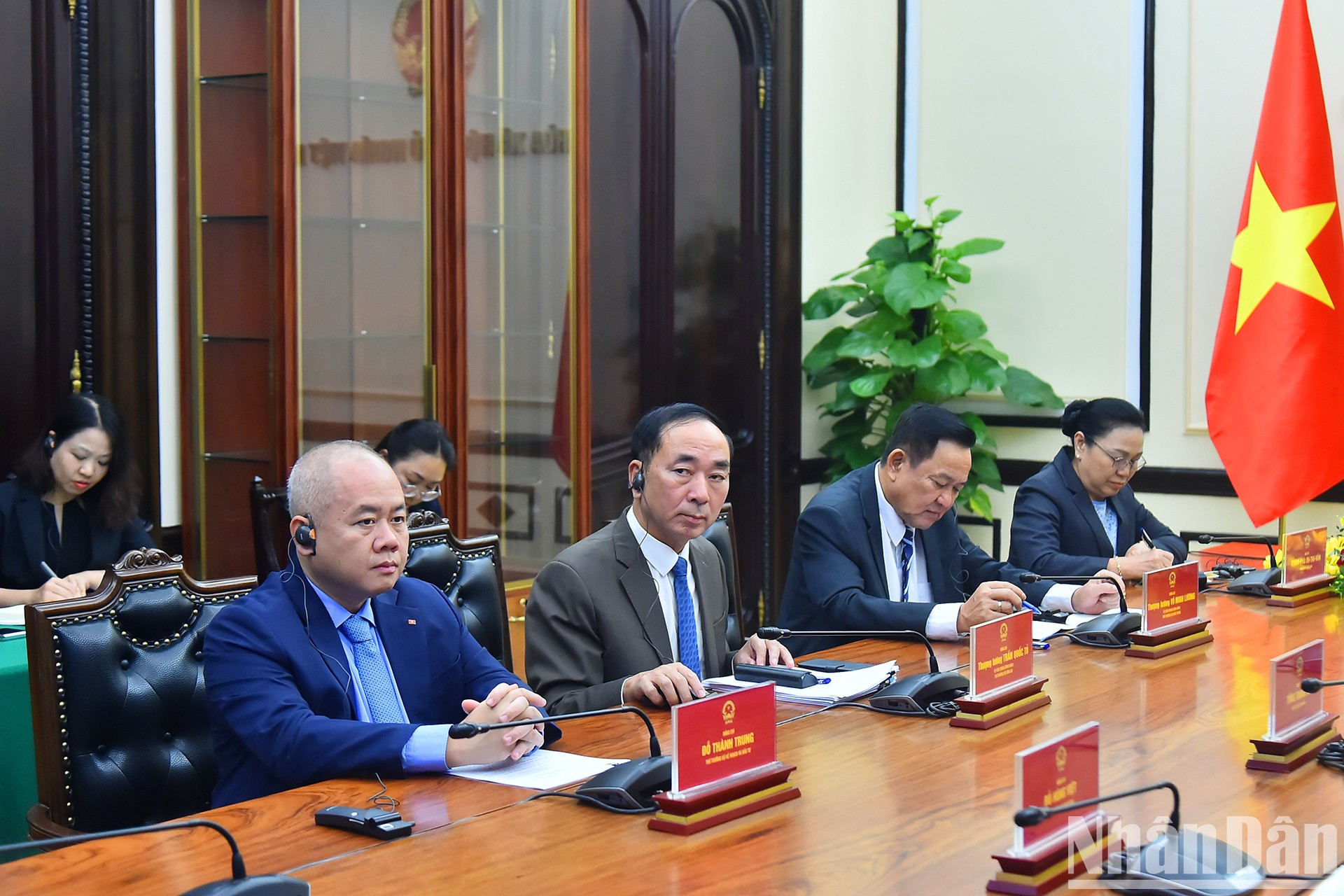 Entre los participantes se encuentra la embajadora de Laos en Vietnam, Khamphao Ernthavanh. Entre los participantes se encuentra la embajadora de Laos en Vietnam, Khamphao Ernthavanh.