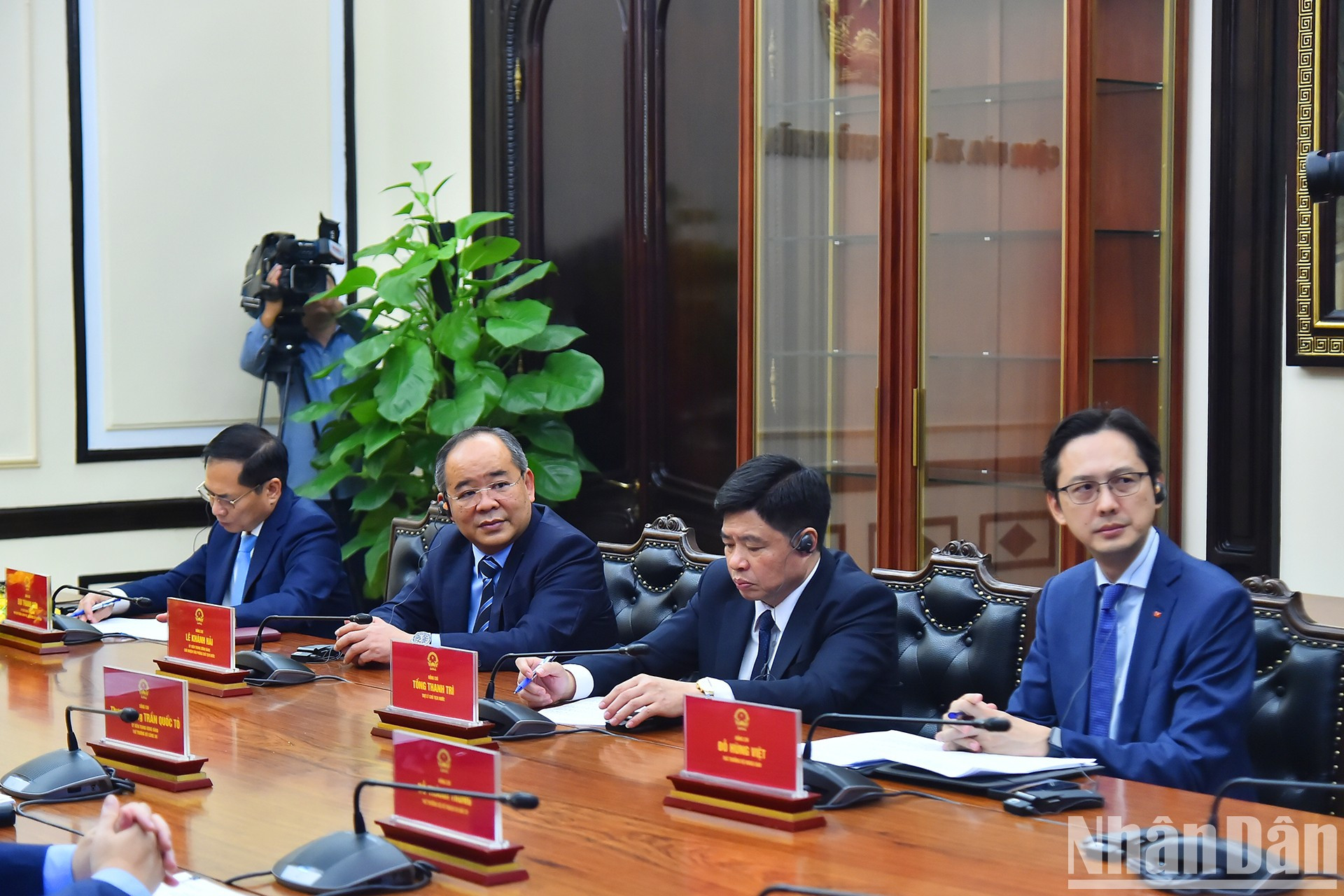 El vice primer ministro y titular de Relaciones Exteriores de Vietnam, Bui Thanh Son (primero a la izquierda), y otros funcionarios. El vice primer ministro y titular de Relaciones Exteriores de Vietnam, Bui Thanh Son (primero a la izquierda), y otros funcionarios.