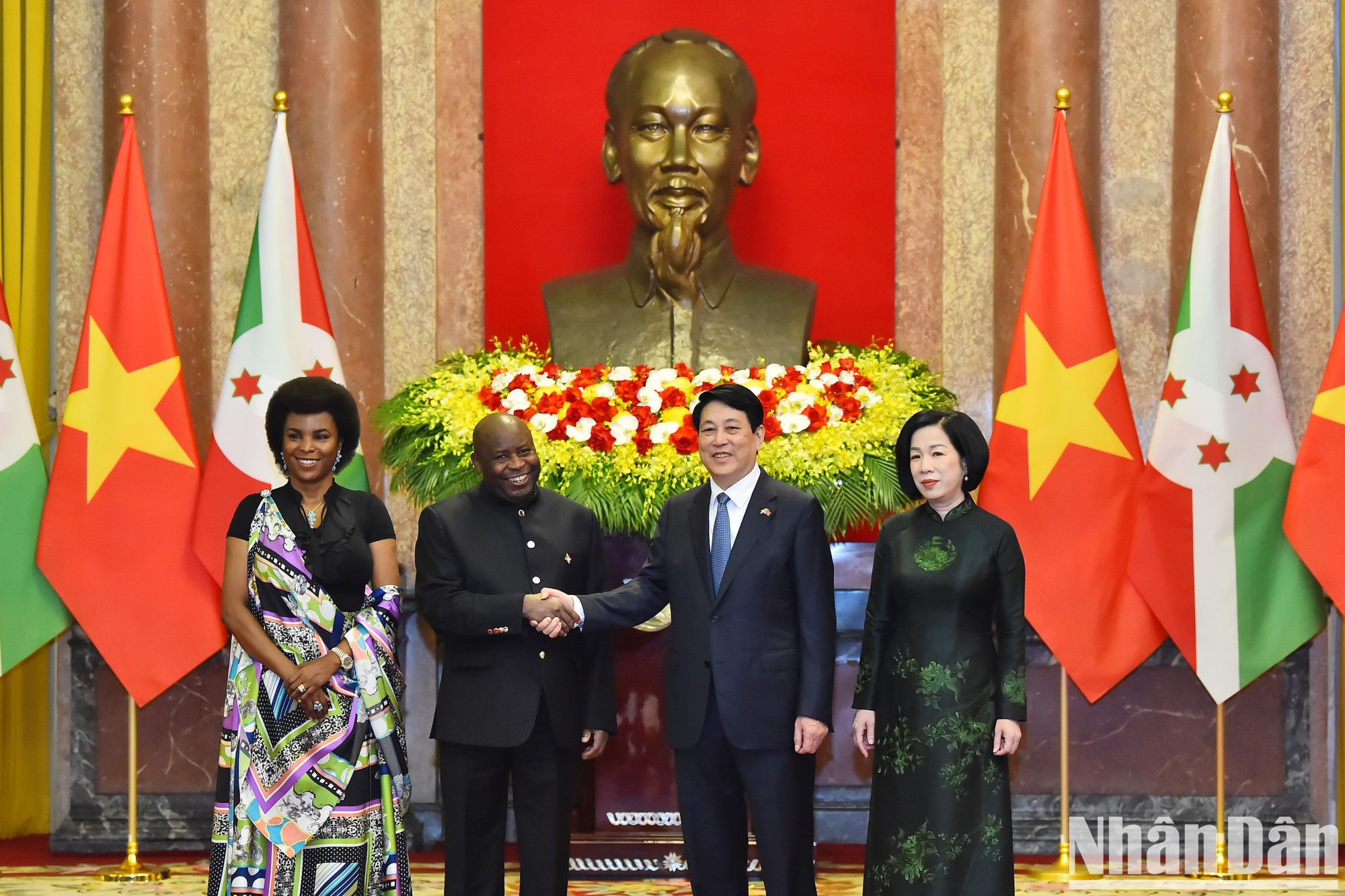El presidente Luong Cuong y su cónyuge posan juntos al presidente Évariste Ndayishimiye y su cónyuge. El presidente Luong Cuong y su cónyuge posan juntos al presidente Évariste Ndayishimiye y su cónyuge.