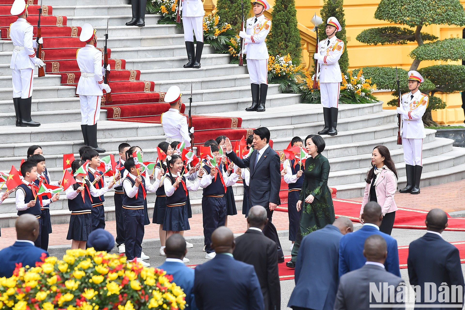 Niños capitalinos saludan al presidente Luong Cuong y su cónyuge. Niños capitalinos saludan al presidente Luong Cuong y su cónyuge.