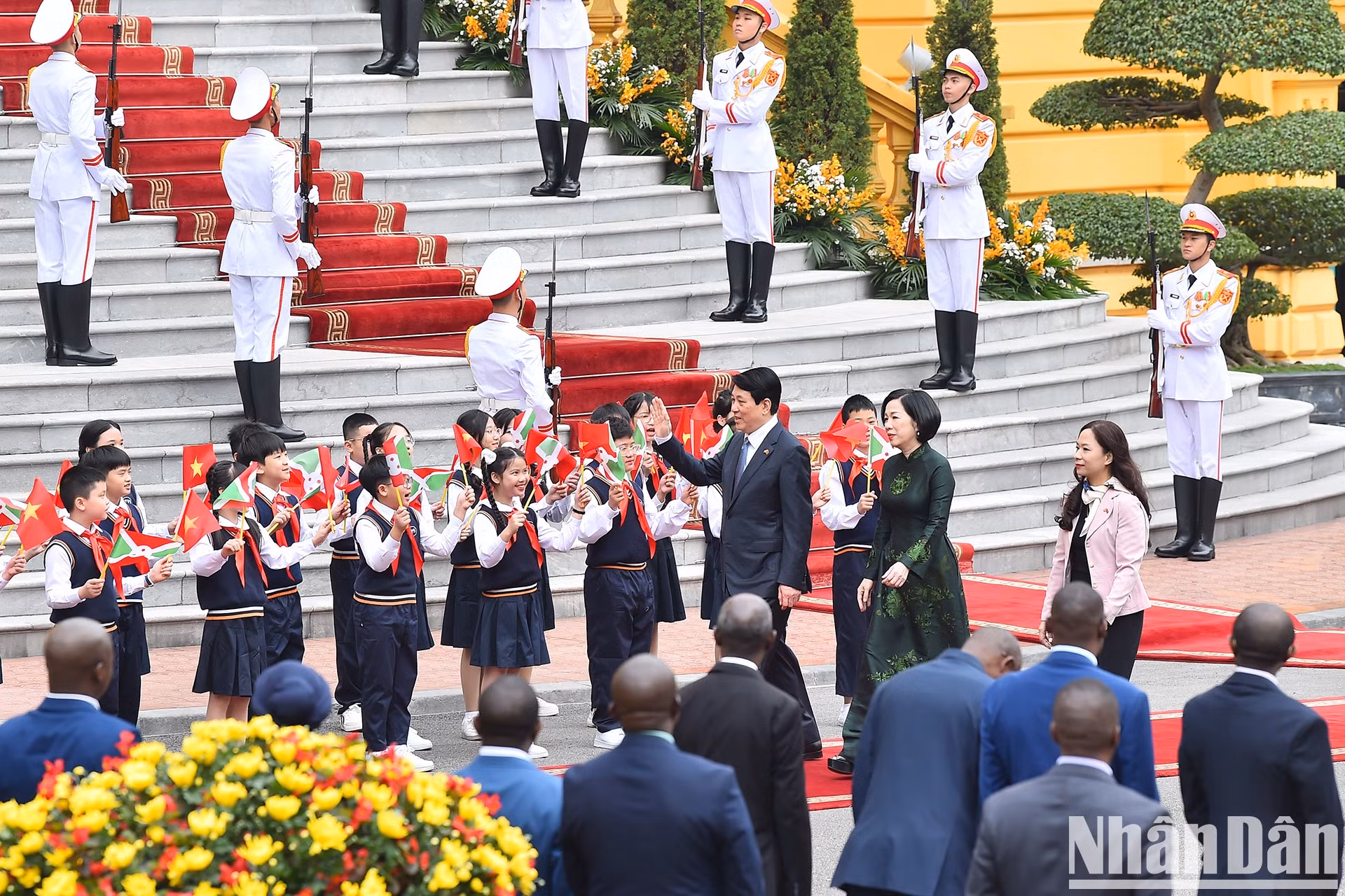 Niños capitalinos saludan al presidente Luong Cuong y su cónyuge.