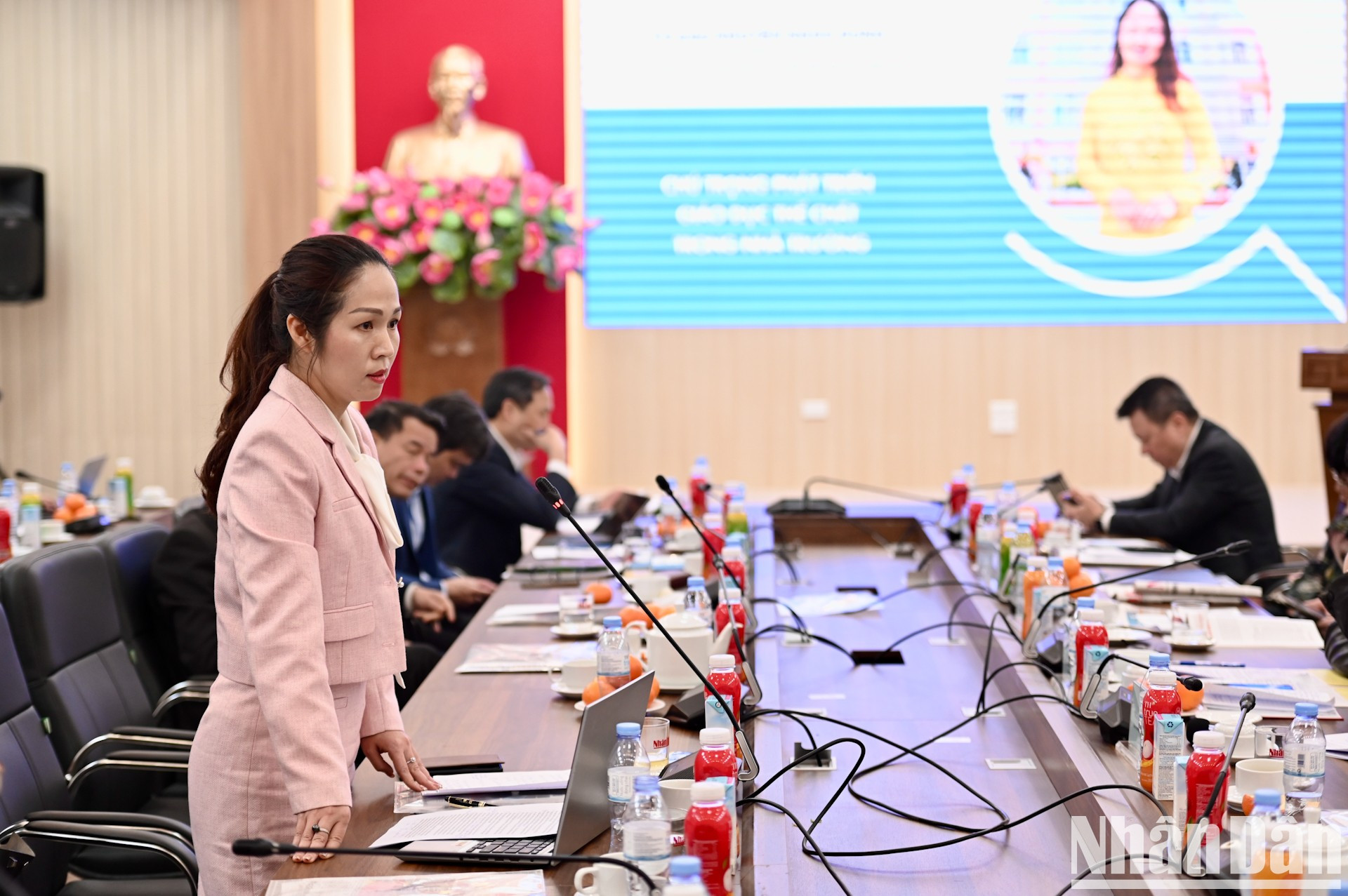 La maestra Nguyen Ngoc Dung, vicerrectora de la escuela secundaria de Ba Dinh, en el distrito de Ba Dinh, aporta opiniones. La maestra Nguyen Ngoc Dung, vicerrectora de la escuela secundaria de Ba Dinh, en el distrito de Ba Dinh, aporta opiniones.