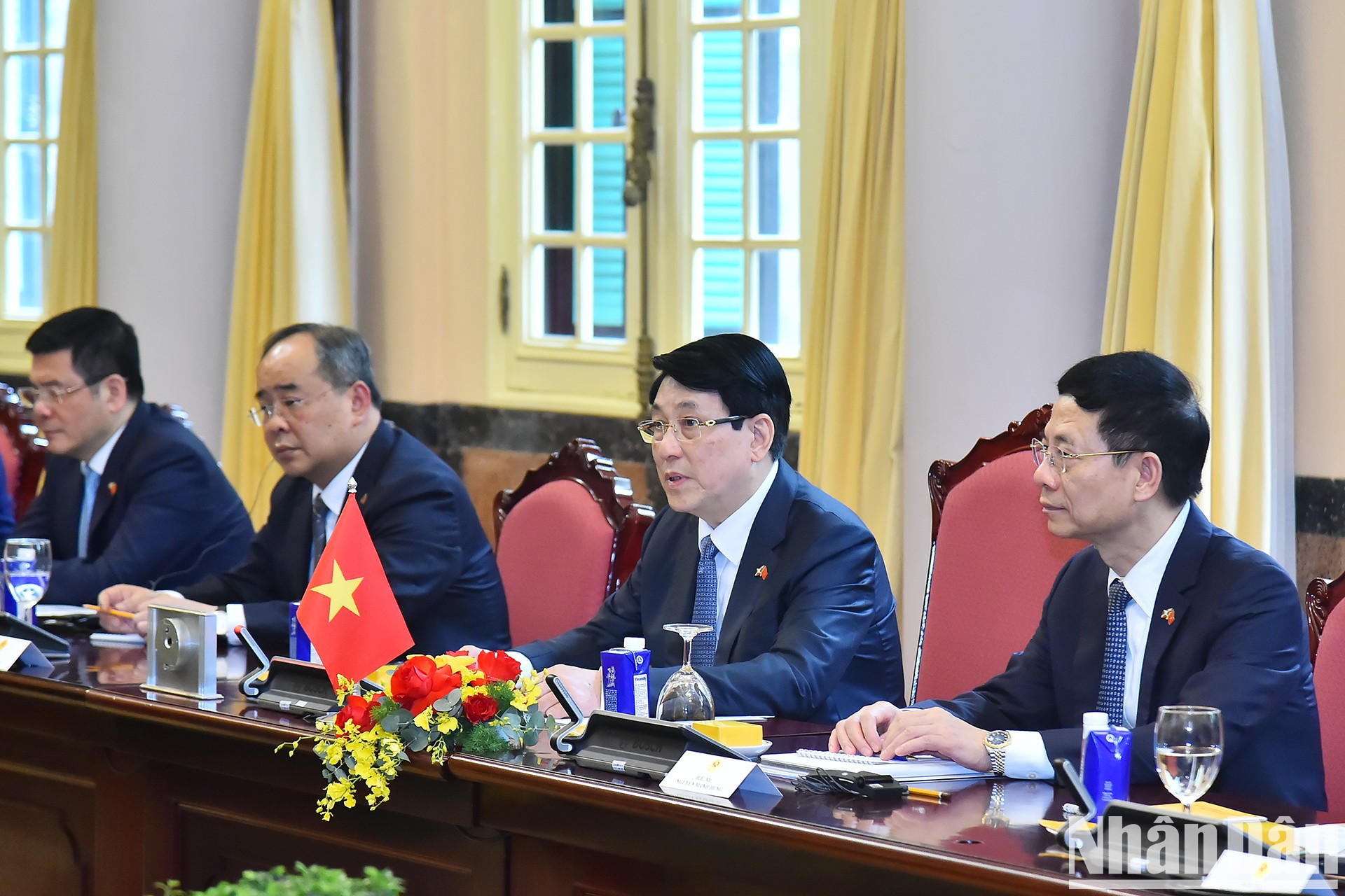 El presidente anfitrión habla en la sesión. El presidente anfitrión habla en la sesión.