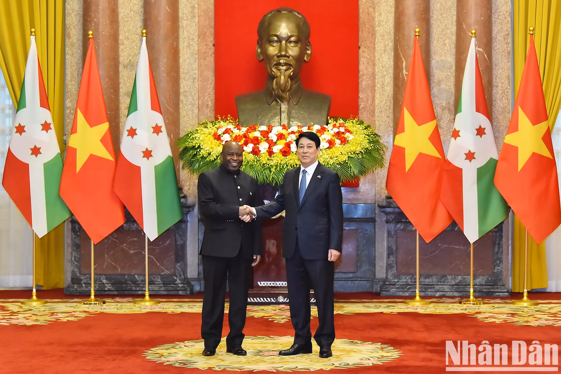 El presidente Luong Cuong y su par burundés, Évariste Ndayishimiye.