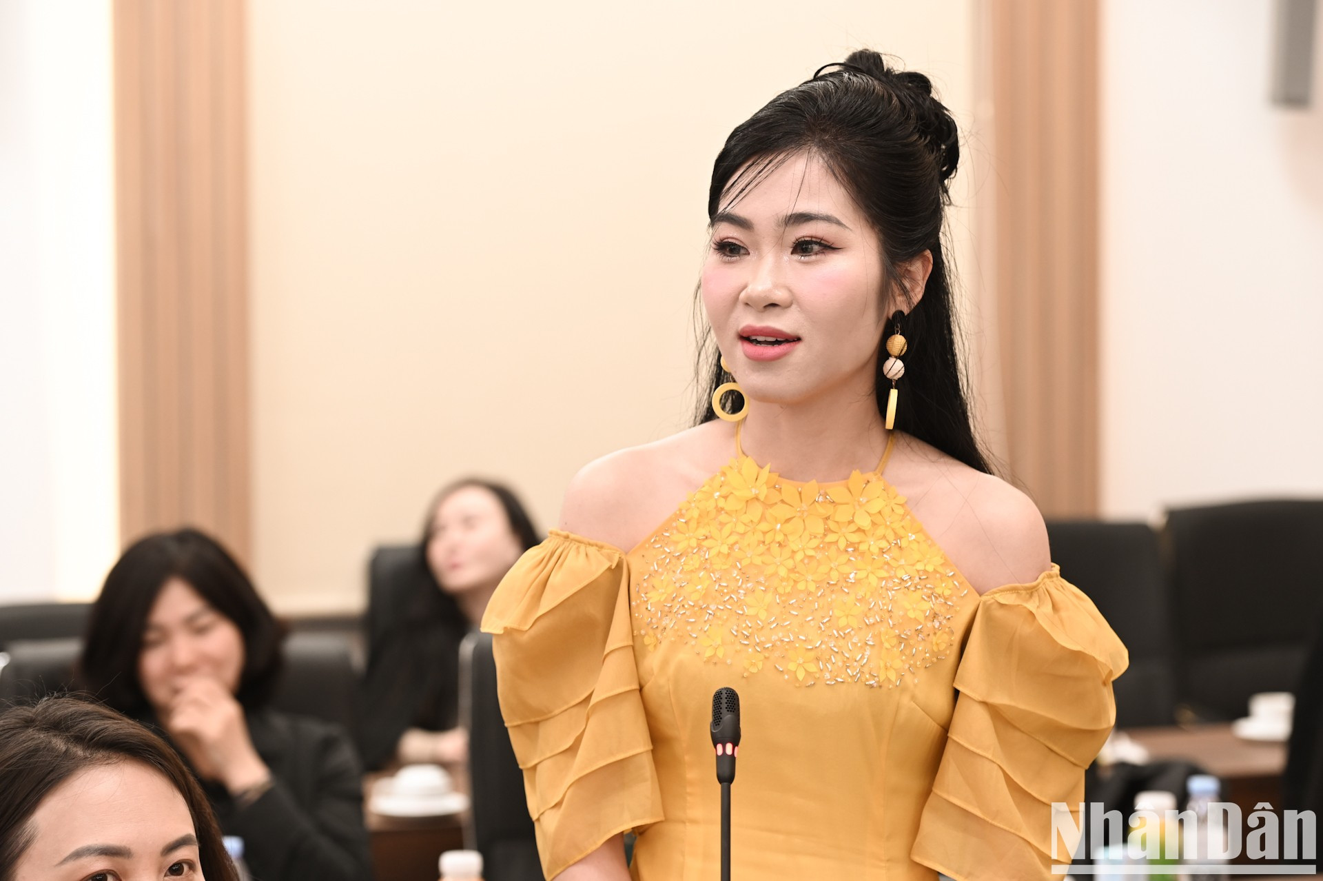 La cantante Ha Myo comparte sobre su deseo de llevar la música tradicional de Vietnam al escenario mundial. La cantante Ha Myo comparte sobre su deseo de llevar la música tradicional de Vietnam al escenario mundial.