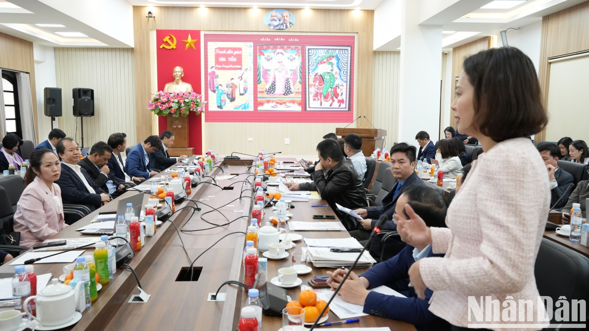 La subjefa de la Oficina de Educación y Formación del distrito de Hoan Kiem, Hoang Minh Hang. La subjefa de la Oficina de Educación y Formación del distrito de Hoan Kiem, Hoang Minh Hang.