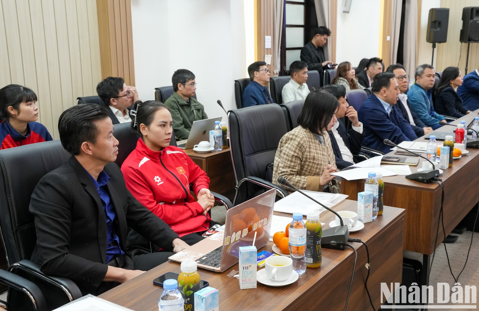 El coloquio cuenta con la presencia de expertos, administradores, planificadores de políticas y jóvenes destacados. El coloquio cuenta con la presencia de expertos, administradores, planificadores de políticas y jóvenes destacados.