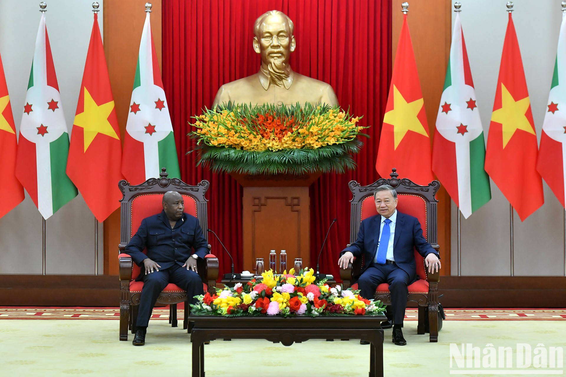 Escena de la reunión entre el secretario general To Lam y el presidente Évariste Ndayishimiye. Escena de la reunión entre el secretario general To Lam y el presidente Évariste Ndayishimiye.