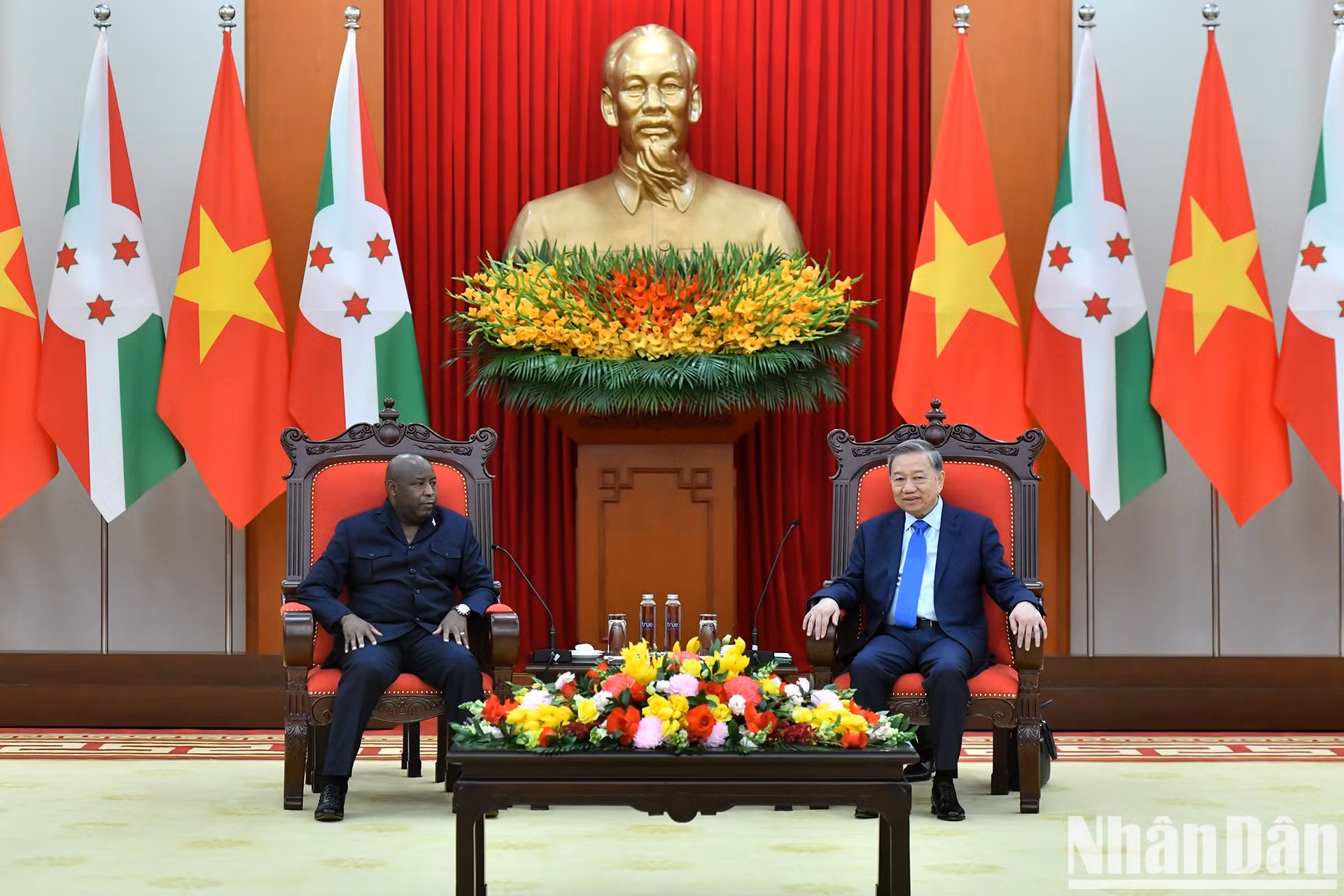 Escena de la reunión entre el secretario general To Lam y el presidente Évariste Ndayishimiye.