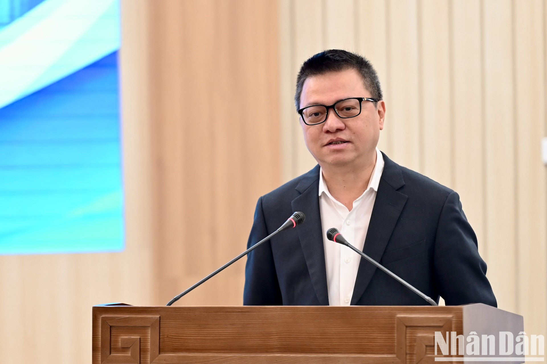 Le Quoc Minh, miembro del Comité Central del Partido Comunista de Vietnam, presidente-editor de Nhan Dan, subjefe de la Comisión de Propaganda y Movilización de Masas de ese comité y presidente de la Asociación Nacional de Periodistas, interviene en la cita. Le Quoc Minh, miembro del Comité Central del Partido Comunista de Vietnam, presidente-editor de Nhan Dan, subjefe de la Comisión de Propaganda y Movilización de Masas de ese comité y presidente de la Asociación Nacional de Periodistas, interviene en la cita.