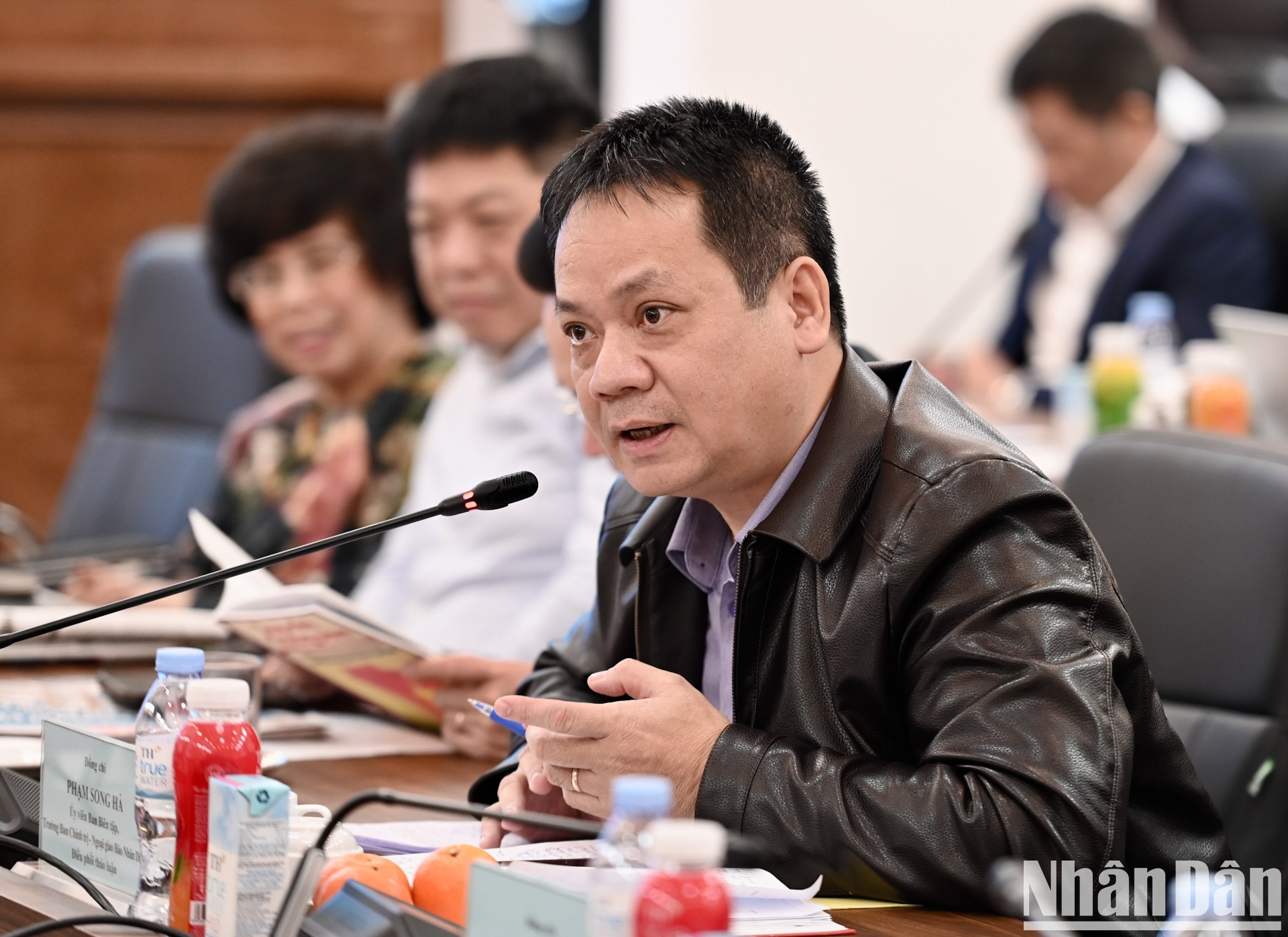 El jefe de la Redacción de Asuntos Políticos y Diplomáticos del periódico Nhan Dan, Pham Song Ha, preside el seminario. El jefe de la Redacción de Asuntos Políticos y Diplomáticos del periódico Nhan Dan, Pham Song Ha, preside el seminario.