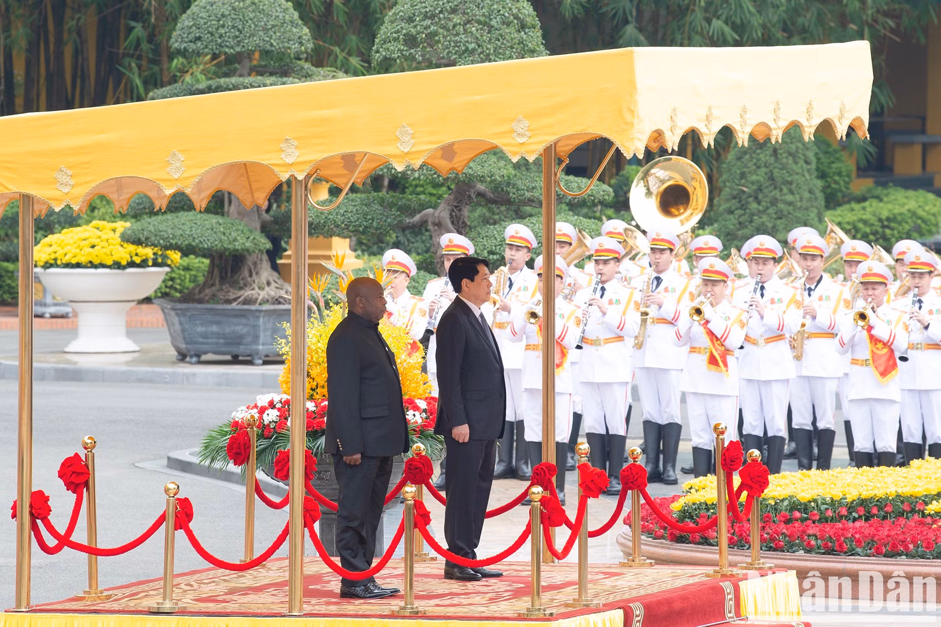 El presidente de Vietnam, Luong Cuong, y su homólogo de Burundi, Évariste Ndayishimiye, escuchan a los himnos nacionales de los dos países.