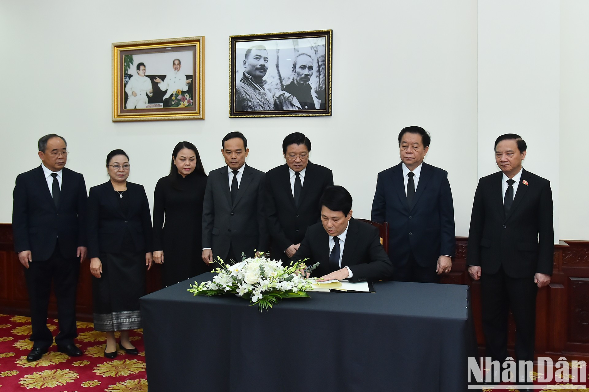 El presidente Luong Cuong firma el libro de condolencias. El presidente Luong Cuong firma el libro de condolencias.