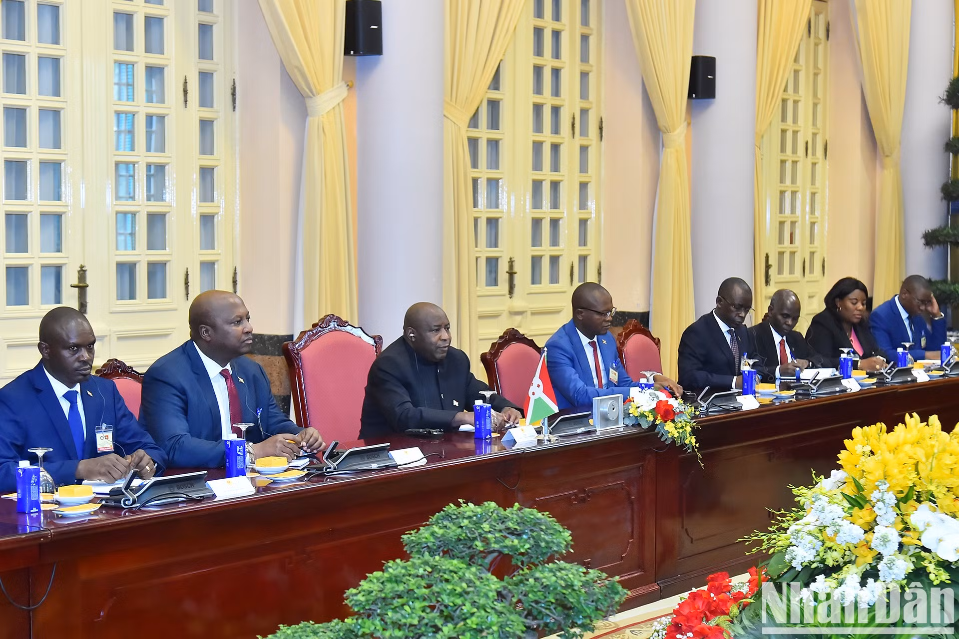 El presidente de Burundi y sus acompañantes.