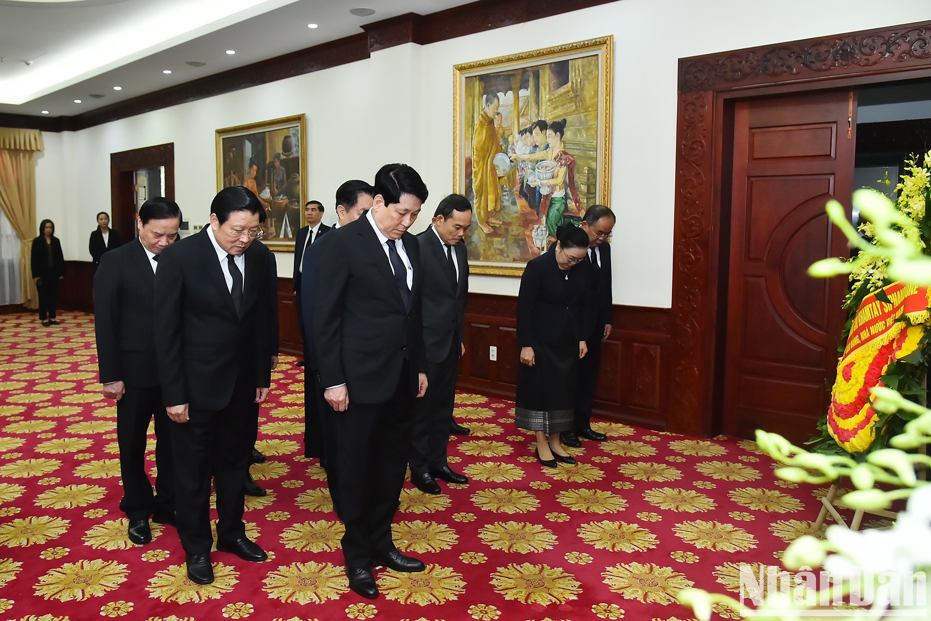 El presidente de Vietnam, Luong Cuong, junto con dirigentes del Estado y del Partido, rinde homenaje al difunto. El presidente de Vietnam, Luong Cuong, junto con dirigentes del Estado y del Partido, rinde homenaje al difunto.