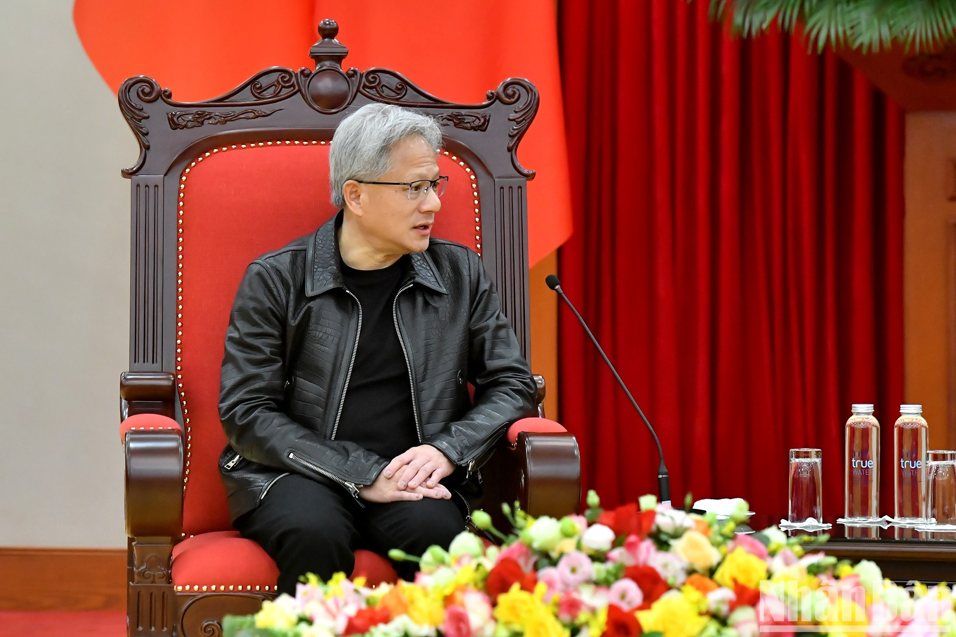 [Foto] Dirigente partidista vietnamita se entrevista con presidente de NVIDIA ảnh 3
