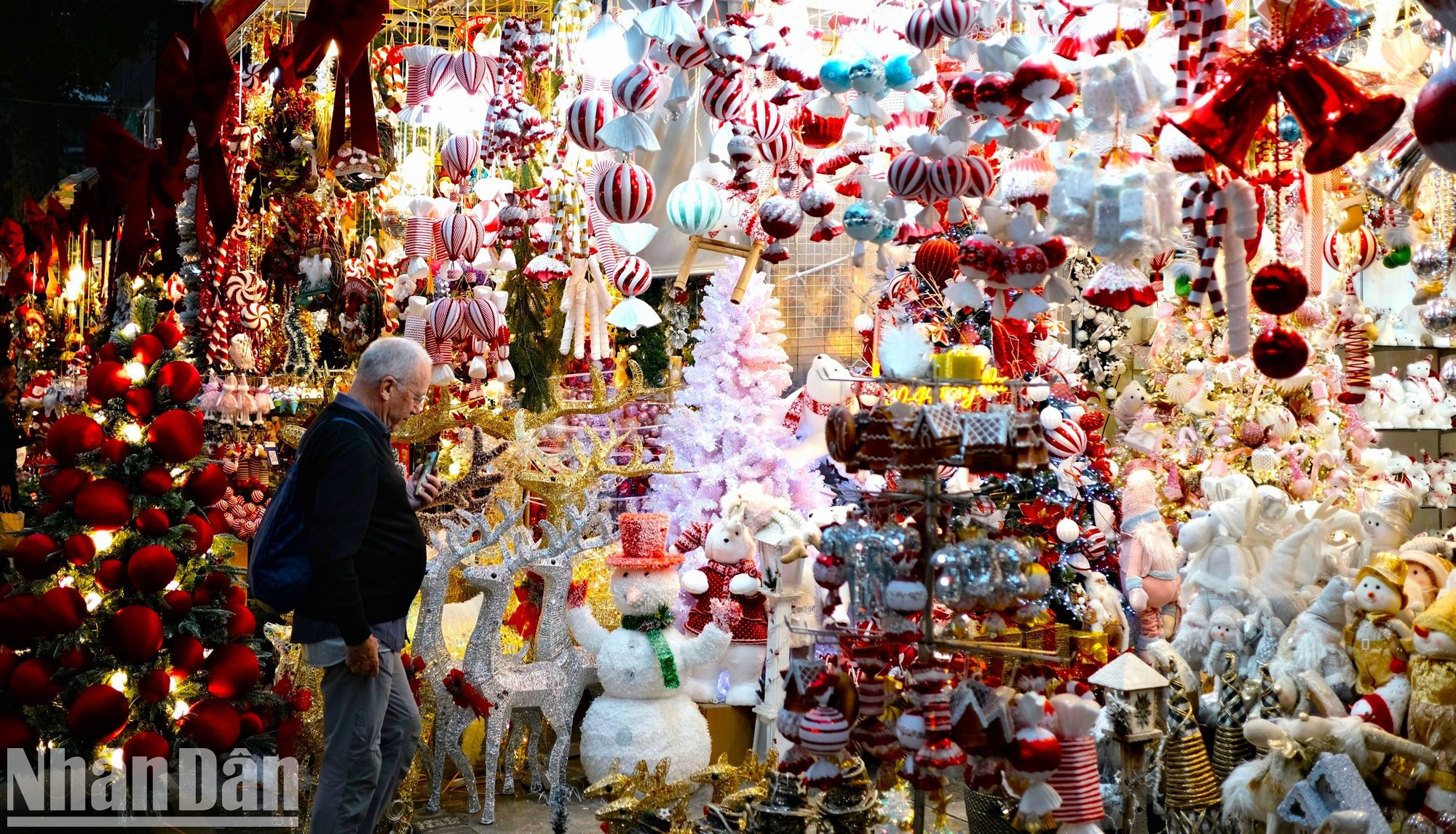 Además de las decoraciones, a los amigos internacionales les gusta ver cómo los vietnamitas combinan la cultura navideña de Occidente y sus celebraciones tradicionales. La Navidad no es nada extraña para los turistas, pero disfrutarla en Vietnam fascina a muchos. Además de las decoraciones, a los amigos internacionales les gusta ver cómo los vietnamitas combinan la cultura navideña de Occidente y sus celebraciones tradicionales. La Navidad no es nada extraña para los turistas, pero disfrutarla en Vietnam fascina a muchos.