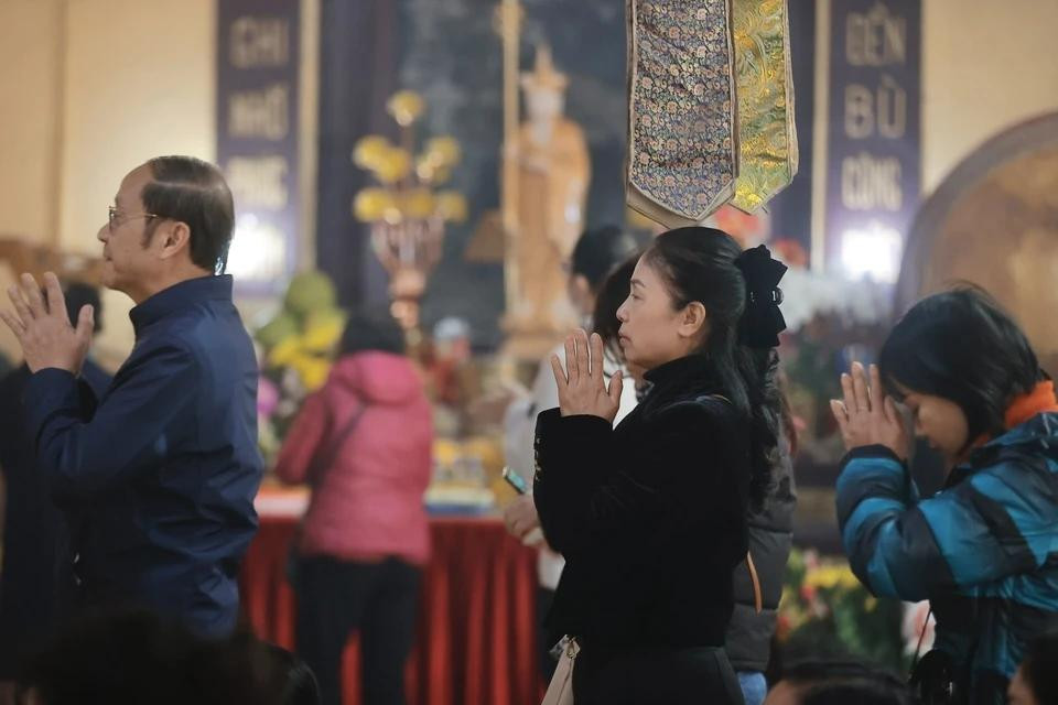 La gente visita el templo de Quan Su en el Tet Nguyen Tieu. La gente visita el templo de Quan Su en el Tet Nguyen Tieu.