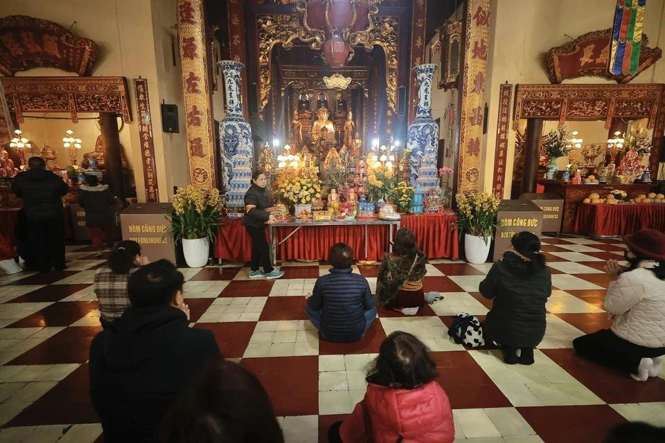 La gente visita el templo de Quan Su en el Tet Nguyen Tieu. La gente visita el templo de Quan Su en el Tet Nguyen Tieu.