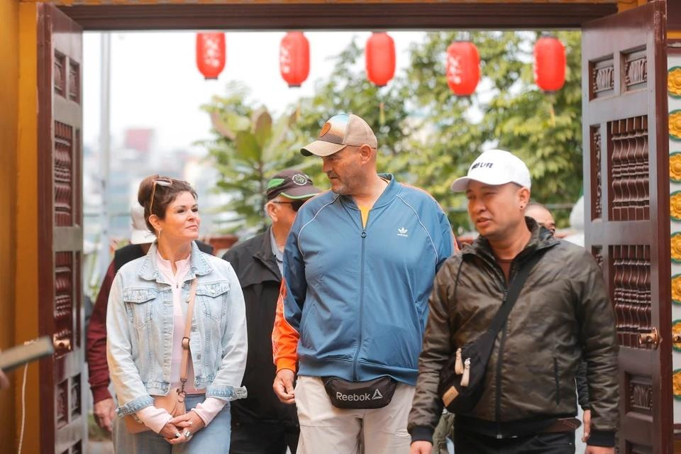 Turistas internacionales visitan el templo de Tran Quoc. Turistas internacionales visitan el templo de Tran Quoc.