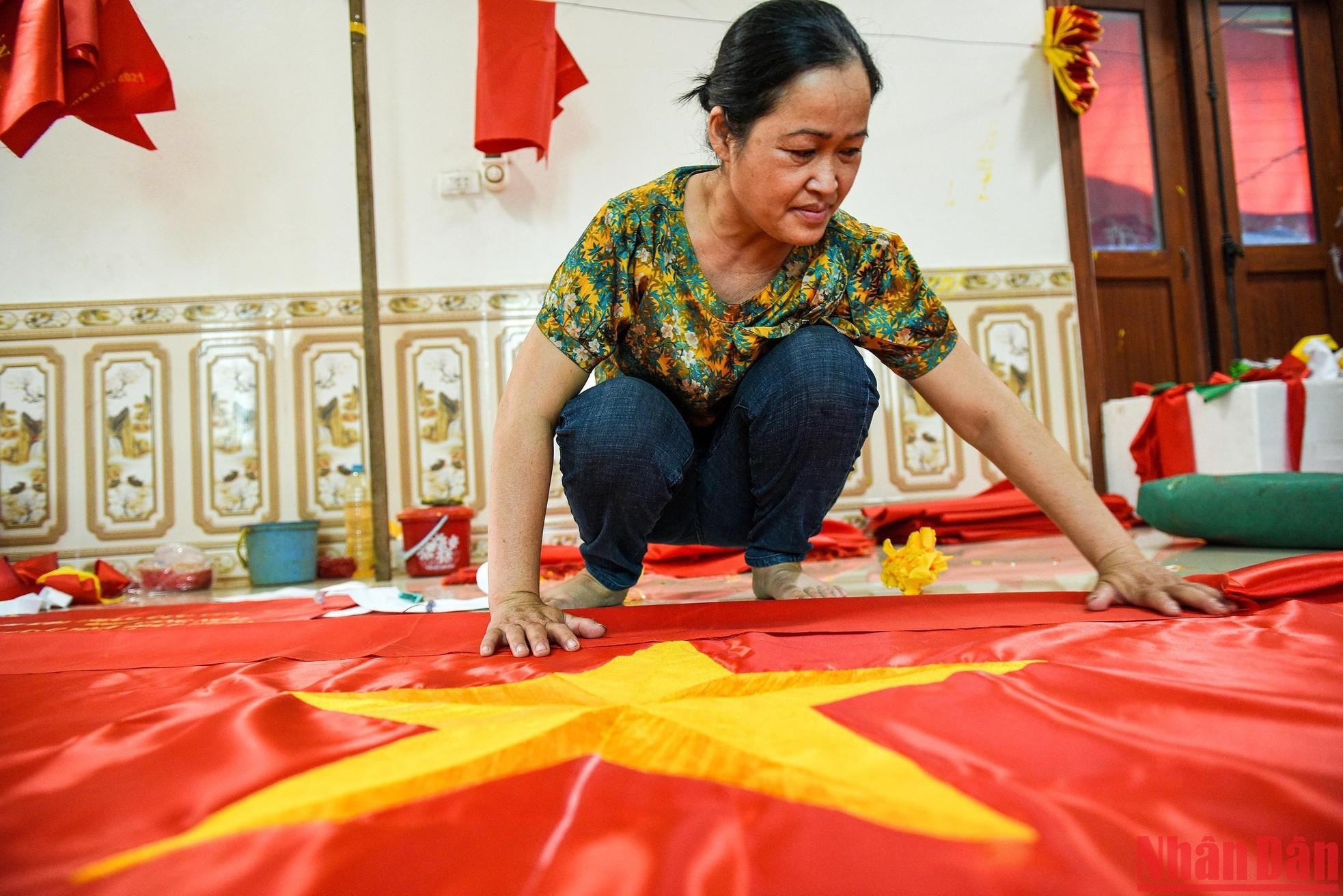 Según Thi Nhung, su familia no quiere cambiar de trabajo. A veces, al ver sus productos en televisión o colocados en lugares solemnes, se siente muy orgullosa.