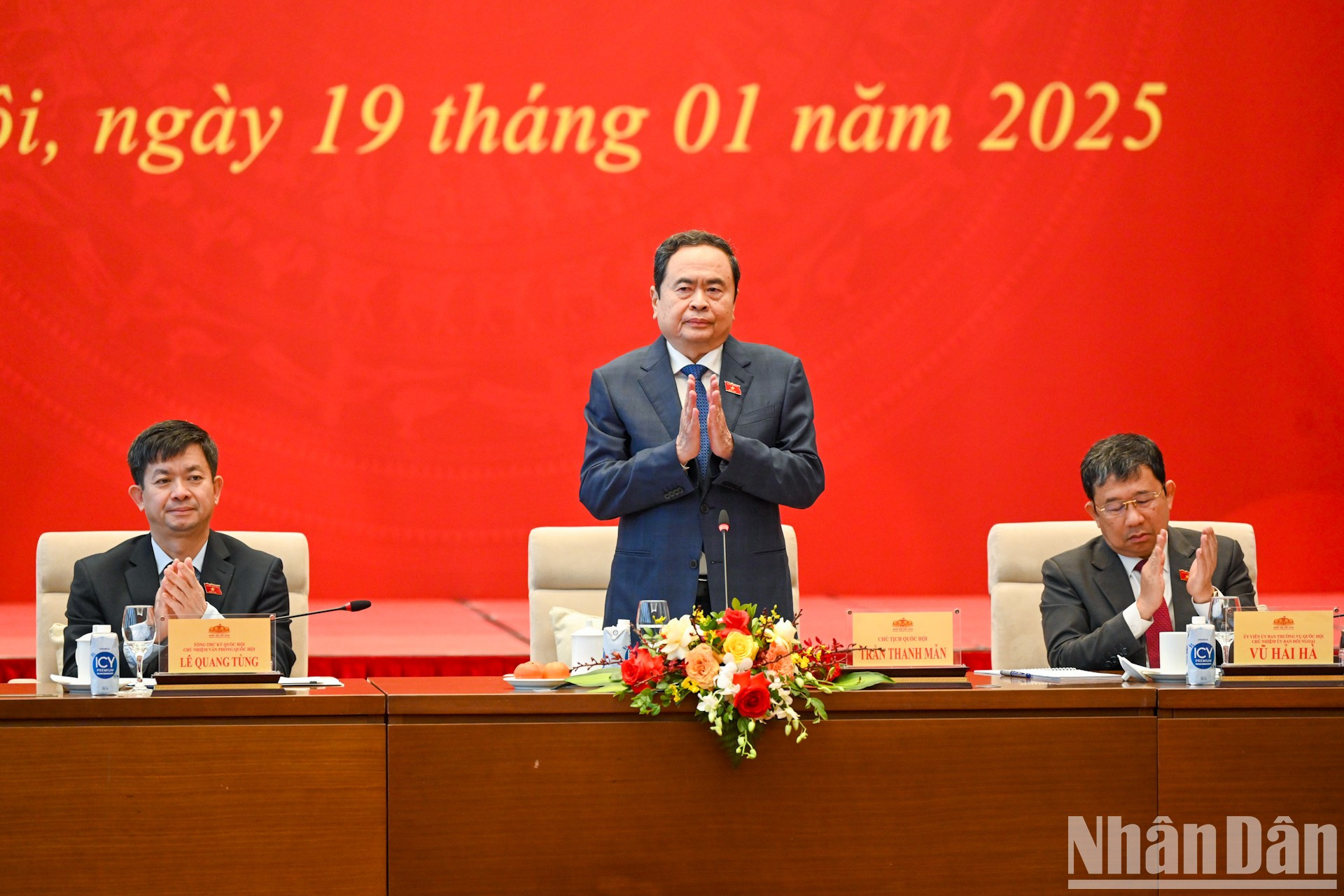 El dirigente parlamentario toma la palabra. El dirigente parlamentario toma la palabra.