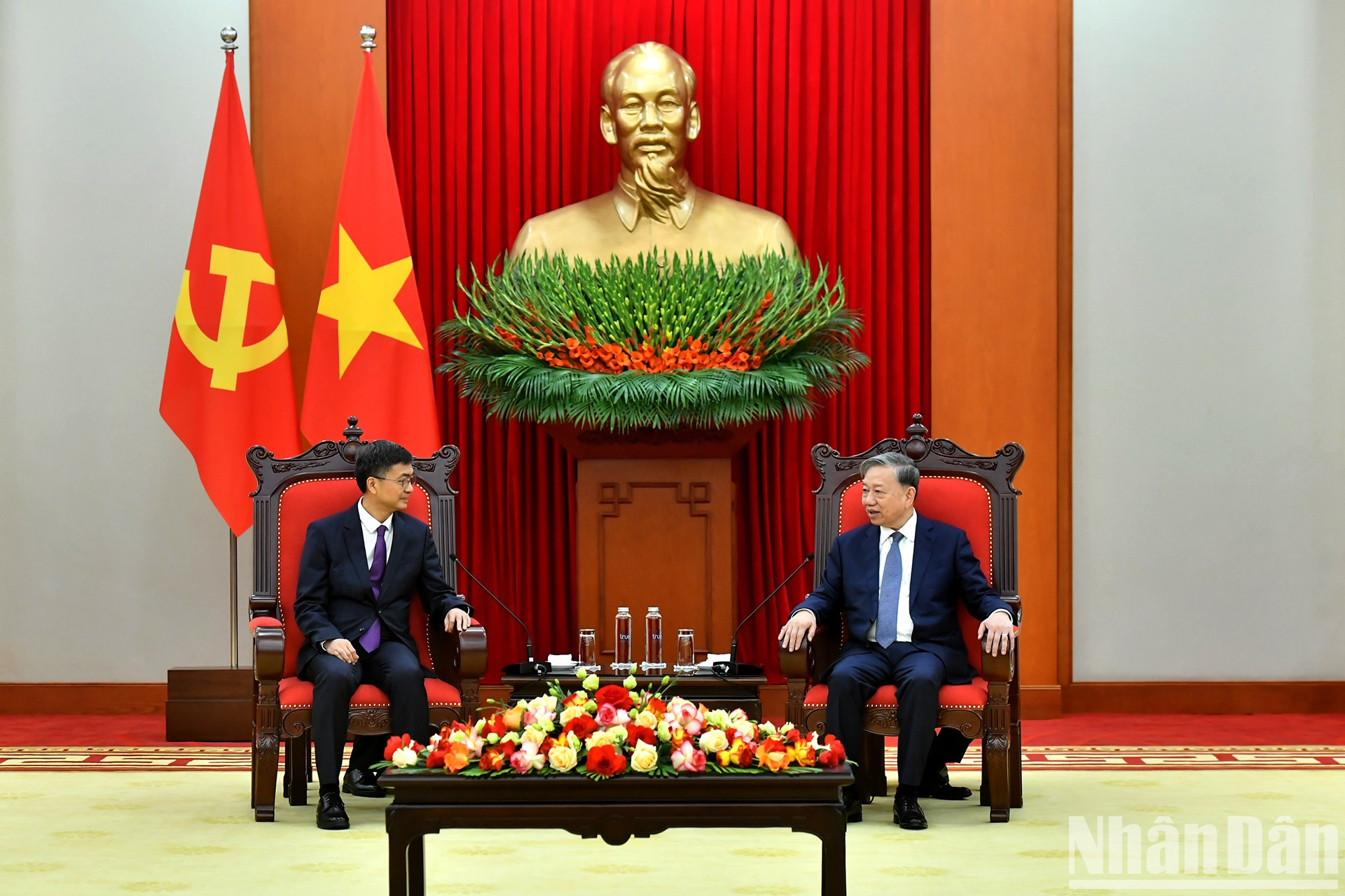 El líder del PCV, To Lam, sostiene conversaciones con el secretario del Partido Comunista de China en Guangxi, Chen Gang.