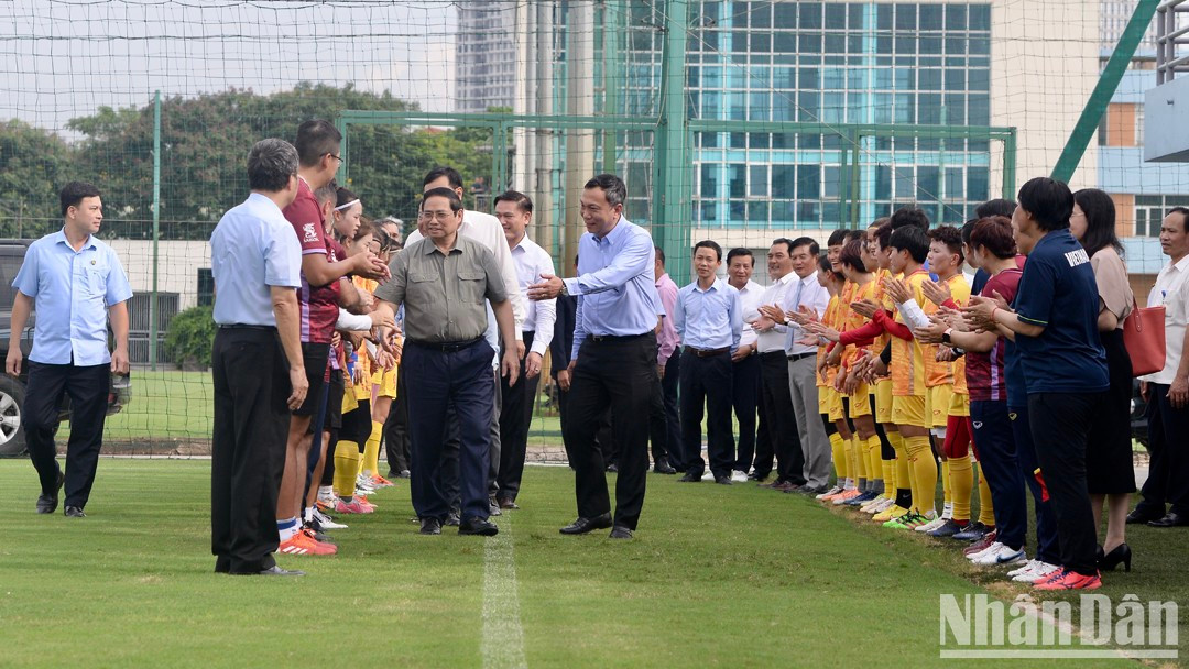 El primer ministro llega al sitio.