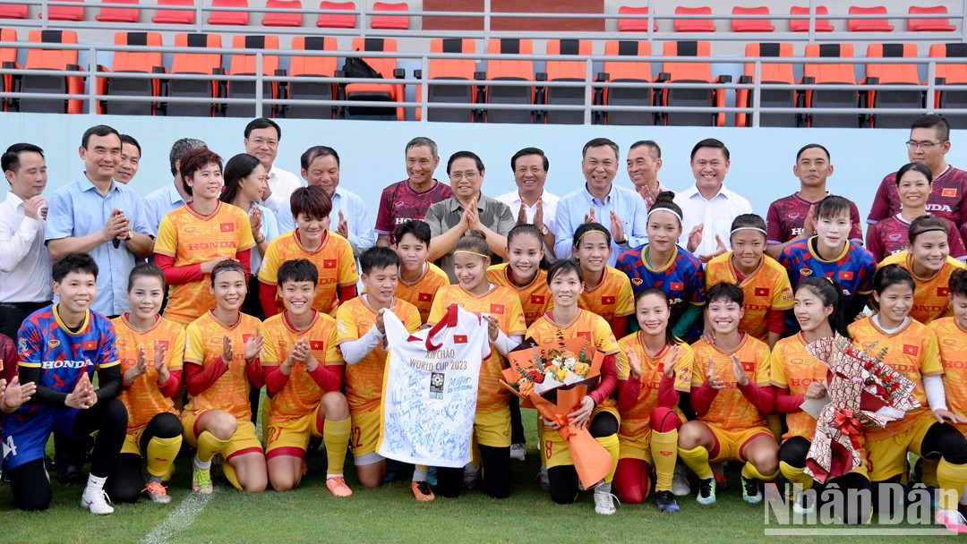 El premier posa junto con los delegados.