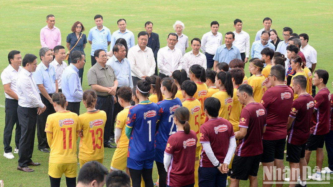 El dirigente anima a la junta de entrenamiento y las futbolistas en vísperas de la magna cita.