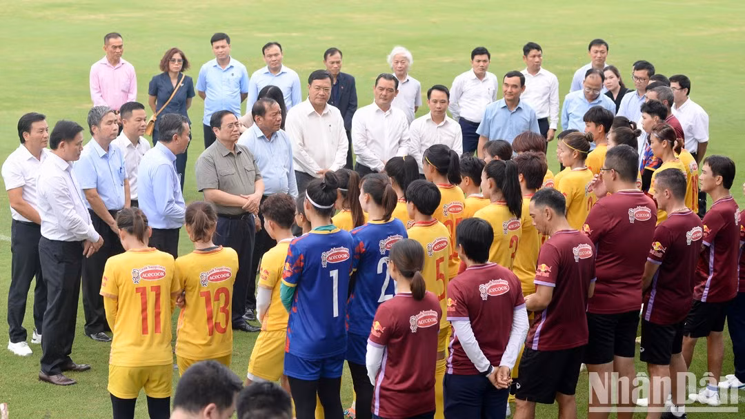 El dirigente anima a la junta de entrenamiento y las futbolistas en vísperas de la magna cita. El dirigente anima a la junta de entrenamiento y las futbolistas en vísperas de la magna cita.