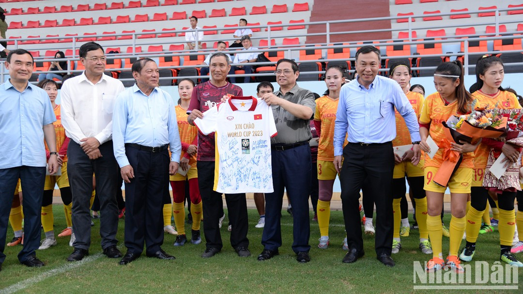 El equipo otorga al visitante una camiseta con firmas de miembros del cuerpo técnico y las jugadoras.