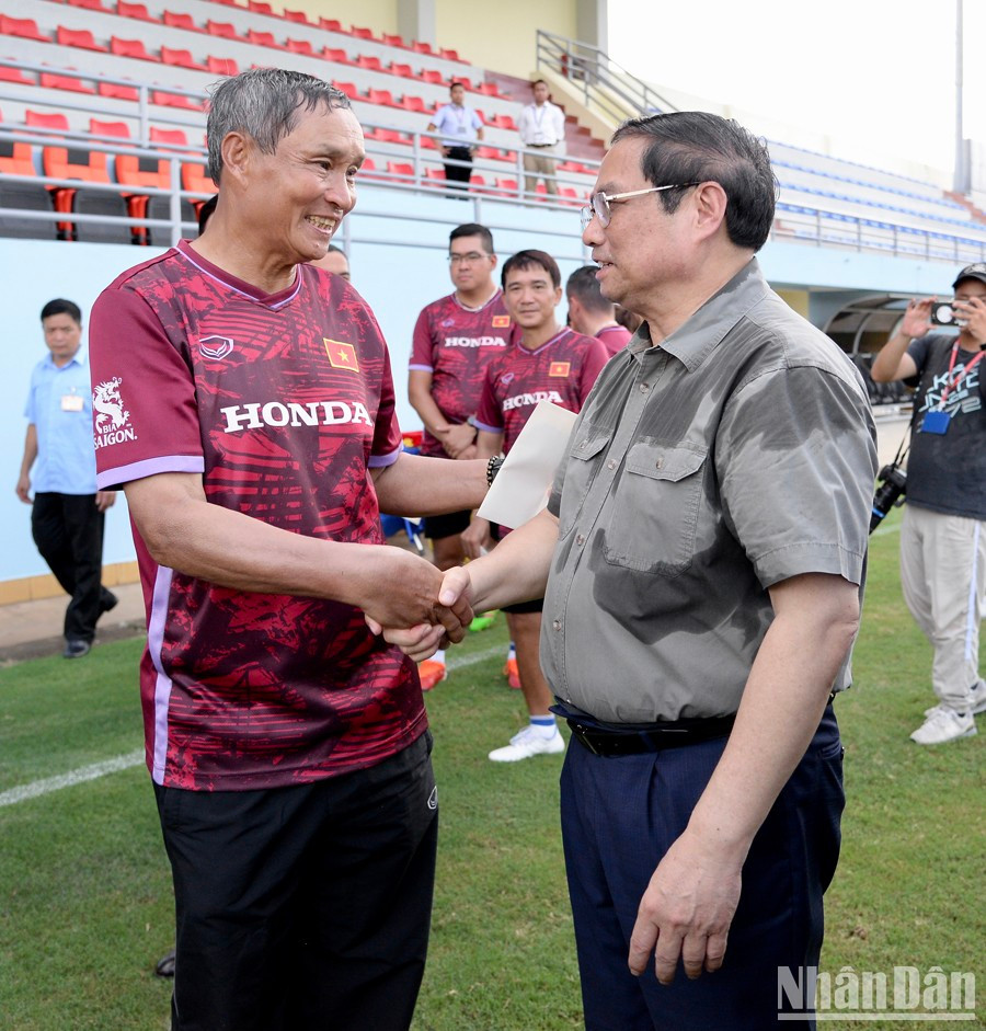 Minh Chinh habla con el entrenador de la selección, Mai Duc Chung.