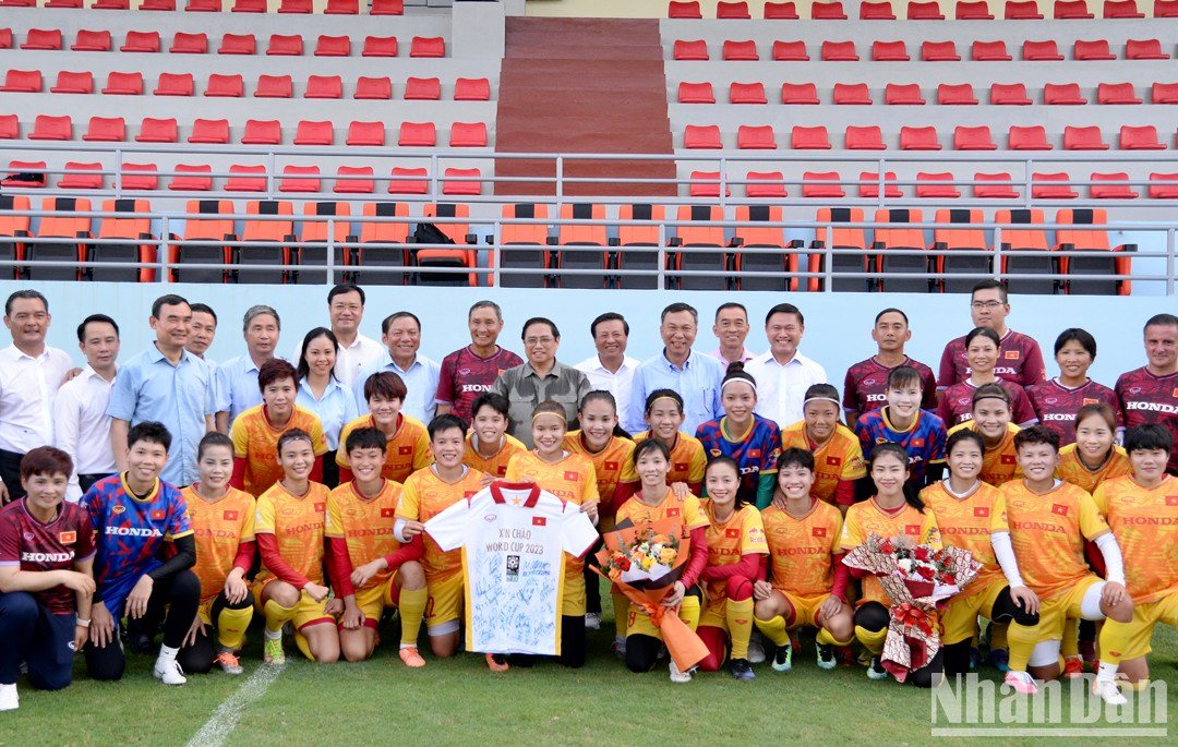 El dirigente se toma foto de recuerdo con la selección.