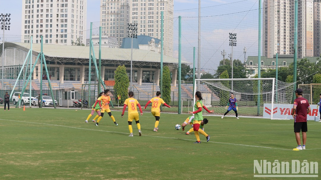 El elenco se entrenaba en el Centro de Entrenamiento de Fútbol Juvenil de Vietnam, en Hanói.